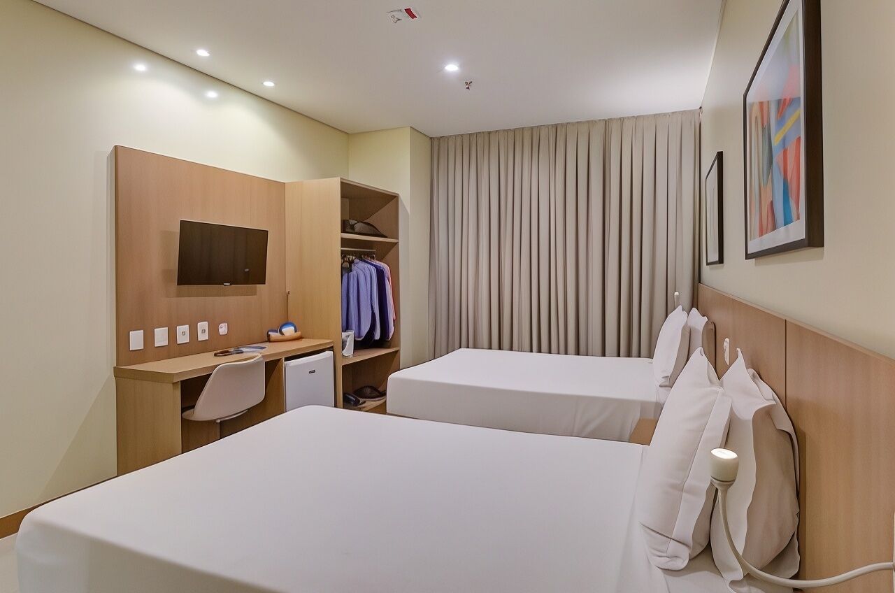 Frigobar, cofres nos quartos, escrivaninha, Wi-Fi de cortesia