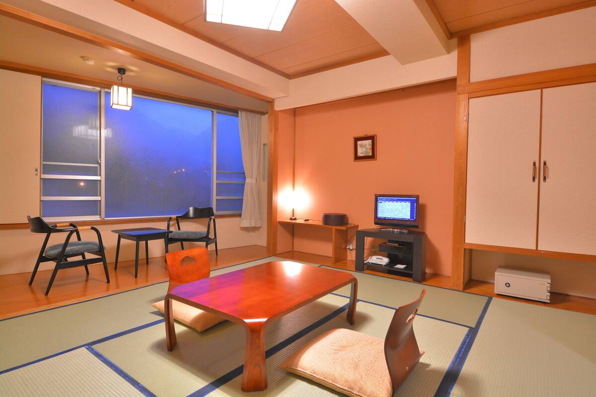 Run of the House, Smoking Room Only | Down comforters, in-room safe, WiFi (free), bed sheets