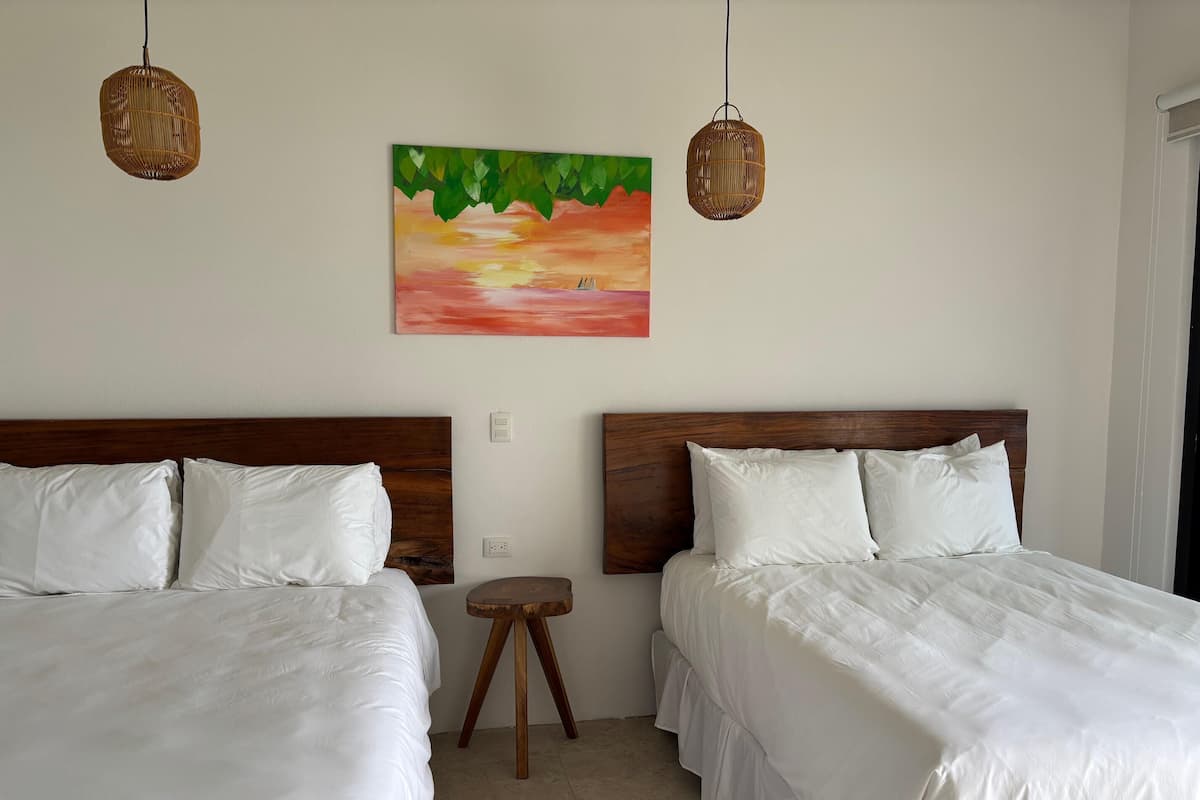 Quarto luxo, 2 camas Queen, vista para o mar (See Breeze, On the Hill) | 1 quarto, roupa de cama