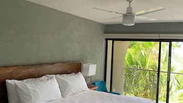 Habitación doble, 1 cama King size, vista parcial al mar (See Breeze, On the Hill) | Free WiFi, bed sheets
