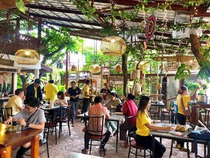 2 restaurantes, se sirven desayunos, comidas, cenas y cocina tailandesa