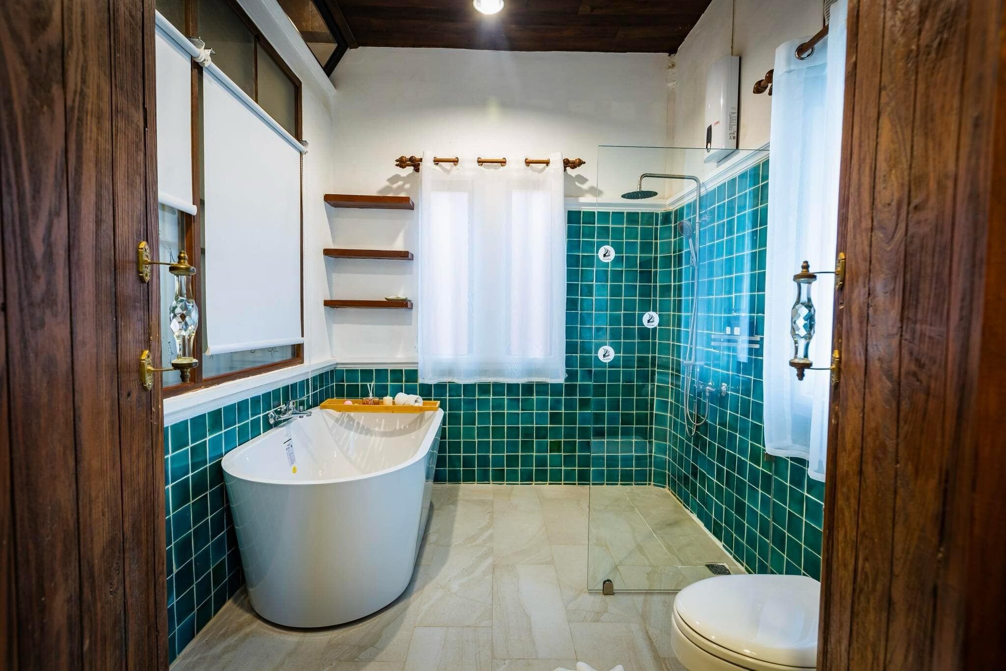 executive room | bathroom | shower, free toiletries, hair dryer, towels