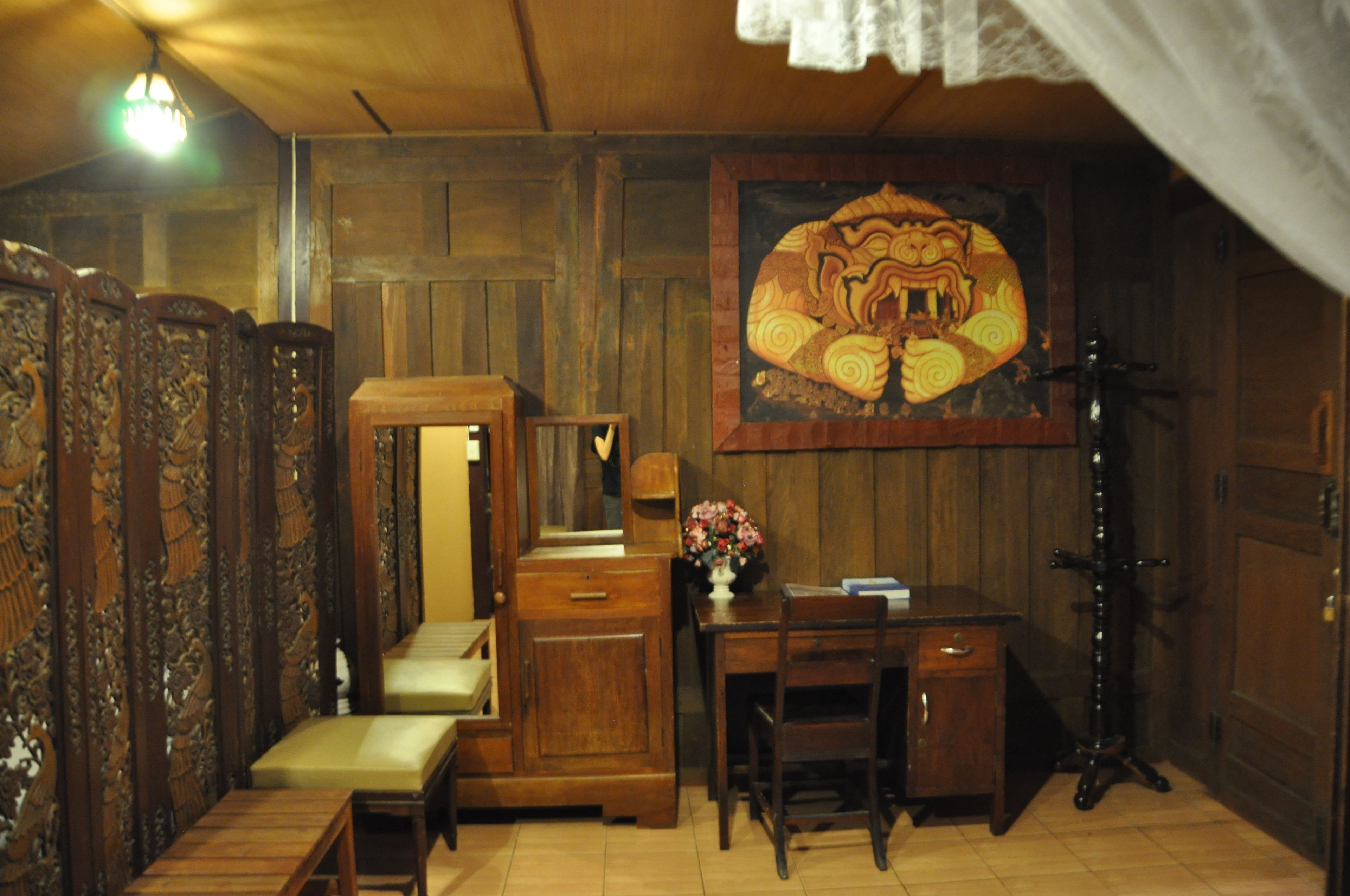 Habitació de fusta tradicional amb escriptori, cadira i mirall.
