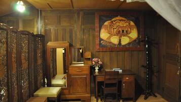 Habitació de fusta tradicional amb escriptori, cadira i mirall.