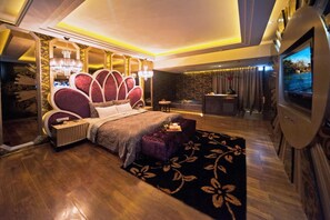 Premium bedding, down duvets, individually decorated - Xintiandi Motel (Taichung)