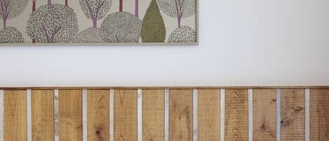 Desk, soundproofing, free WiFi, bed sheets