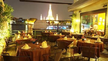 Breakfast, lunch, dinner served; Fusion cuisine