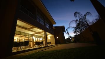 Fachada del alojamiento - Noche