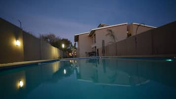 Piscina a l'aire lliure (horari: 06:00-18:30), para-sols i gandules