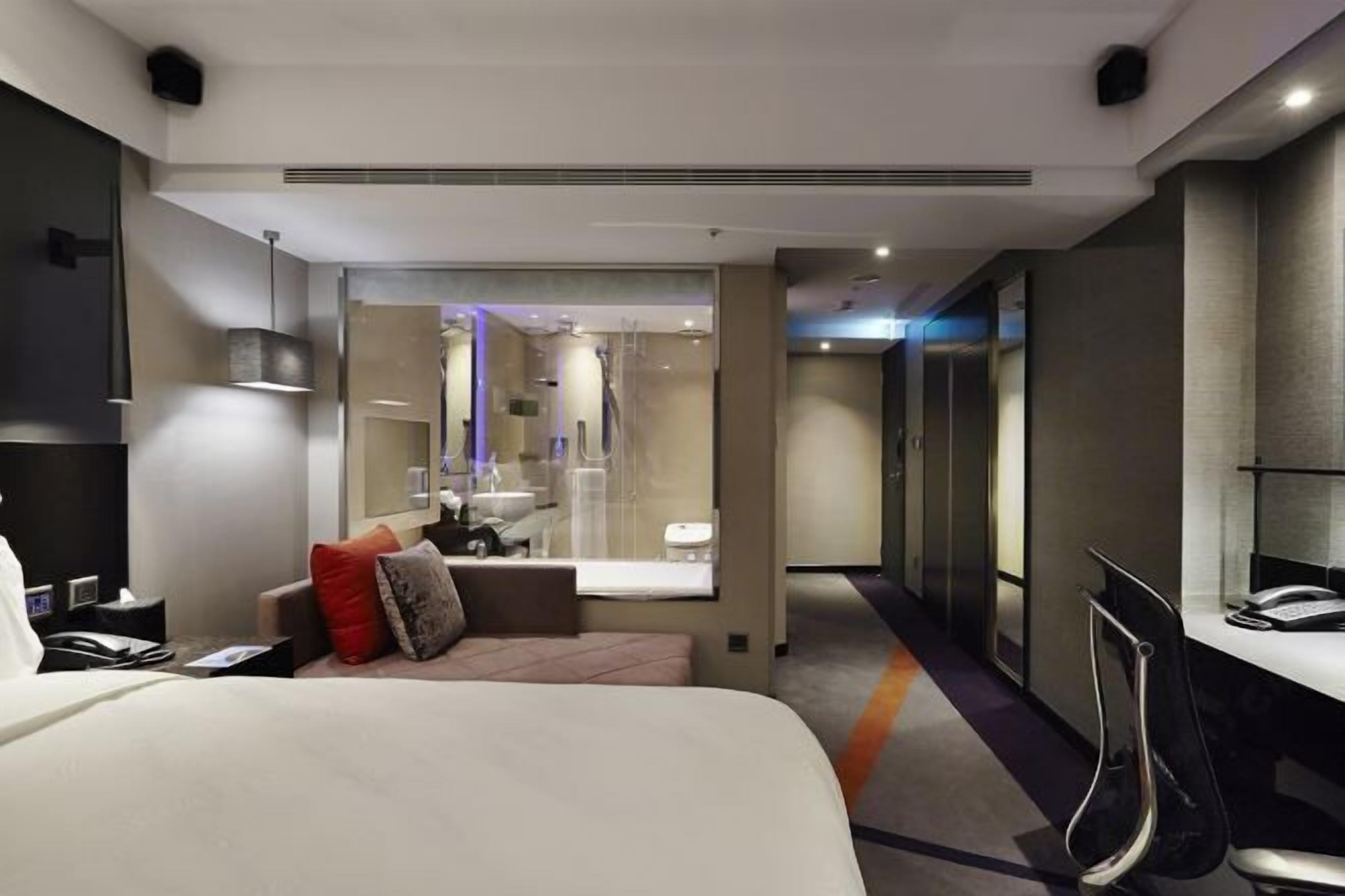 Ropa de cama de alta calidad, edredones de plumas, minibar y caja fuerte