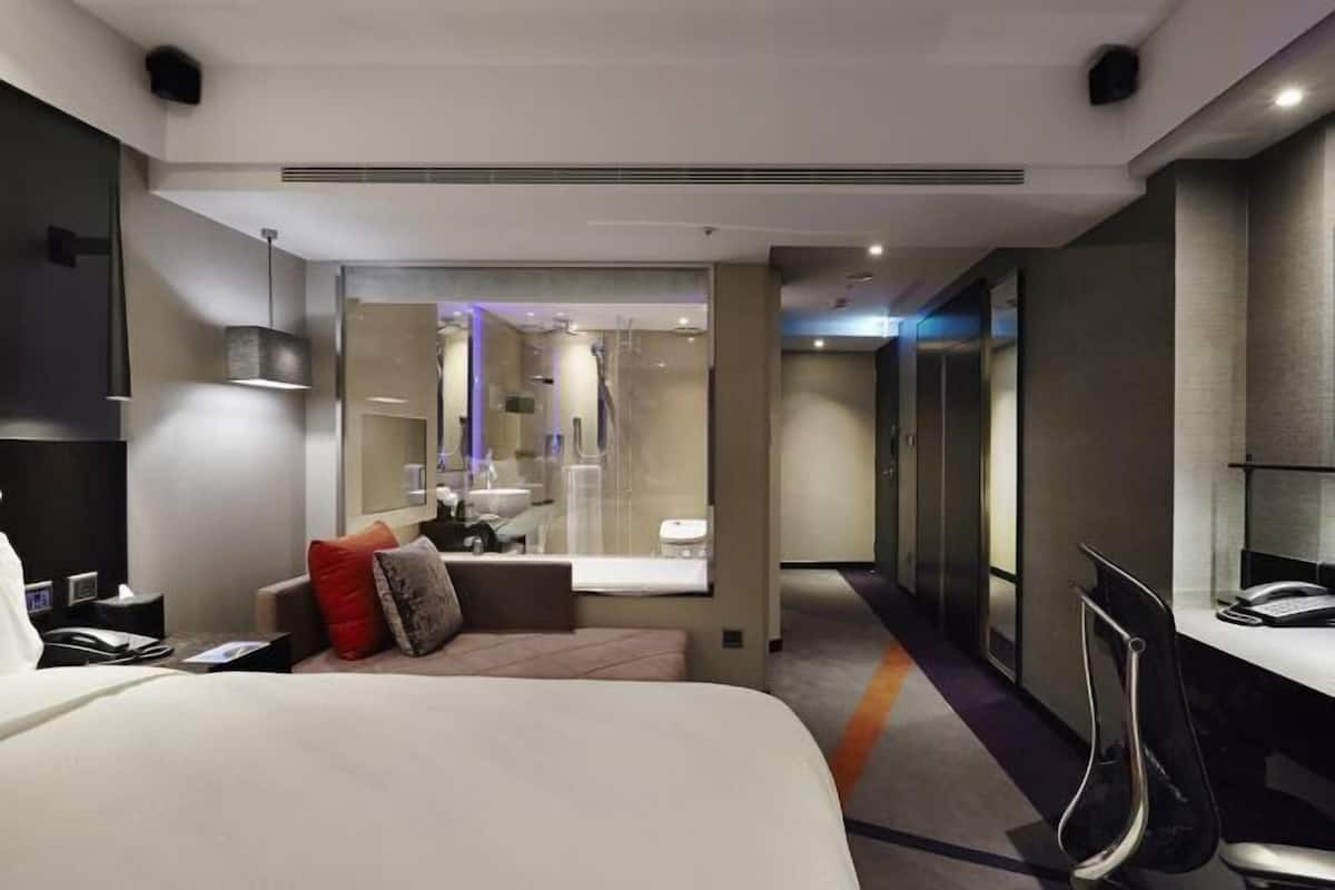 Ropa de cama de alta calidad, cubrecamas y minibar