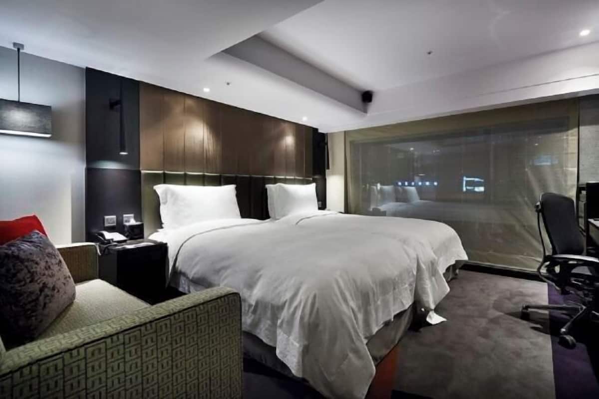 Ropa de cama de alta calidad, cubrecamas y minibar