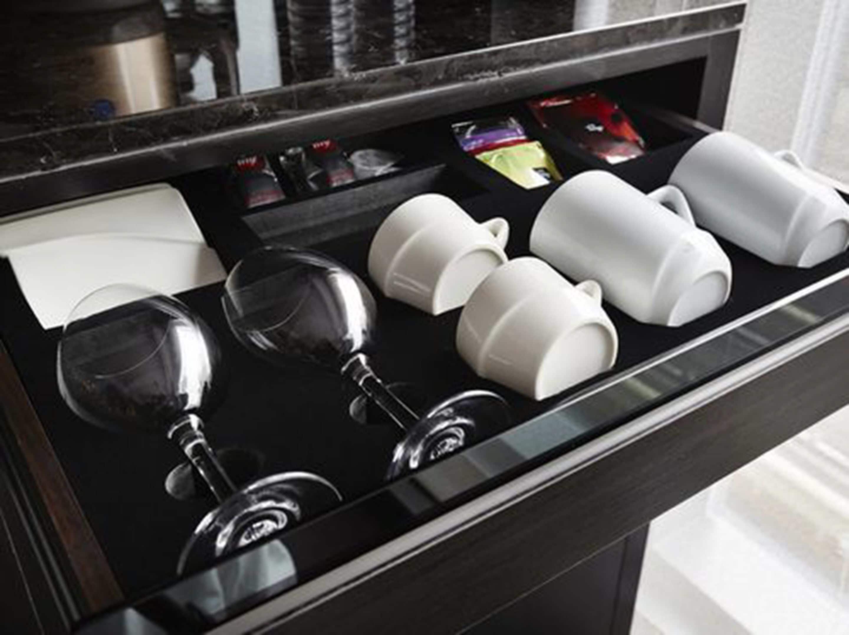 premium room, 1 queen bed | minibar