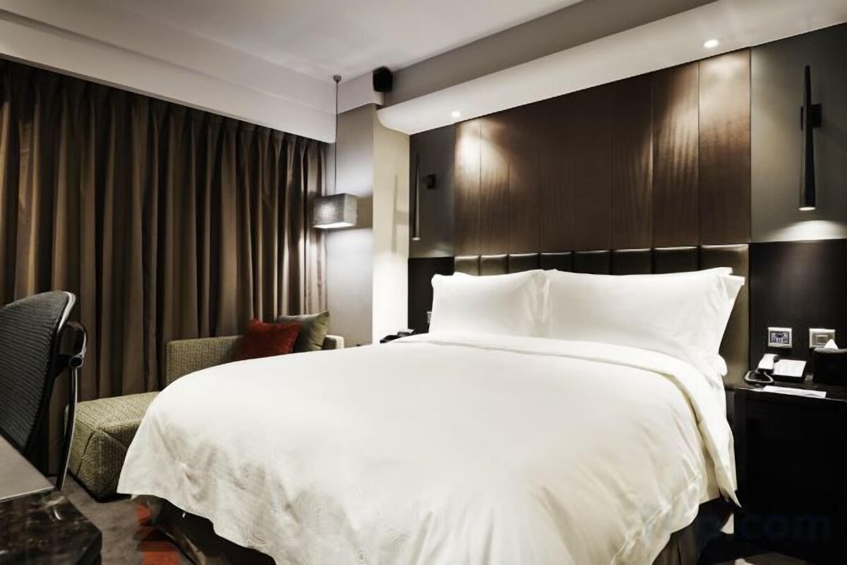 Premium bedding, down duvets, minibar, in-room safe