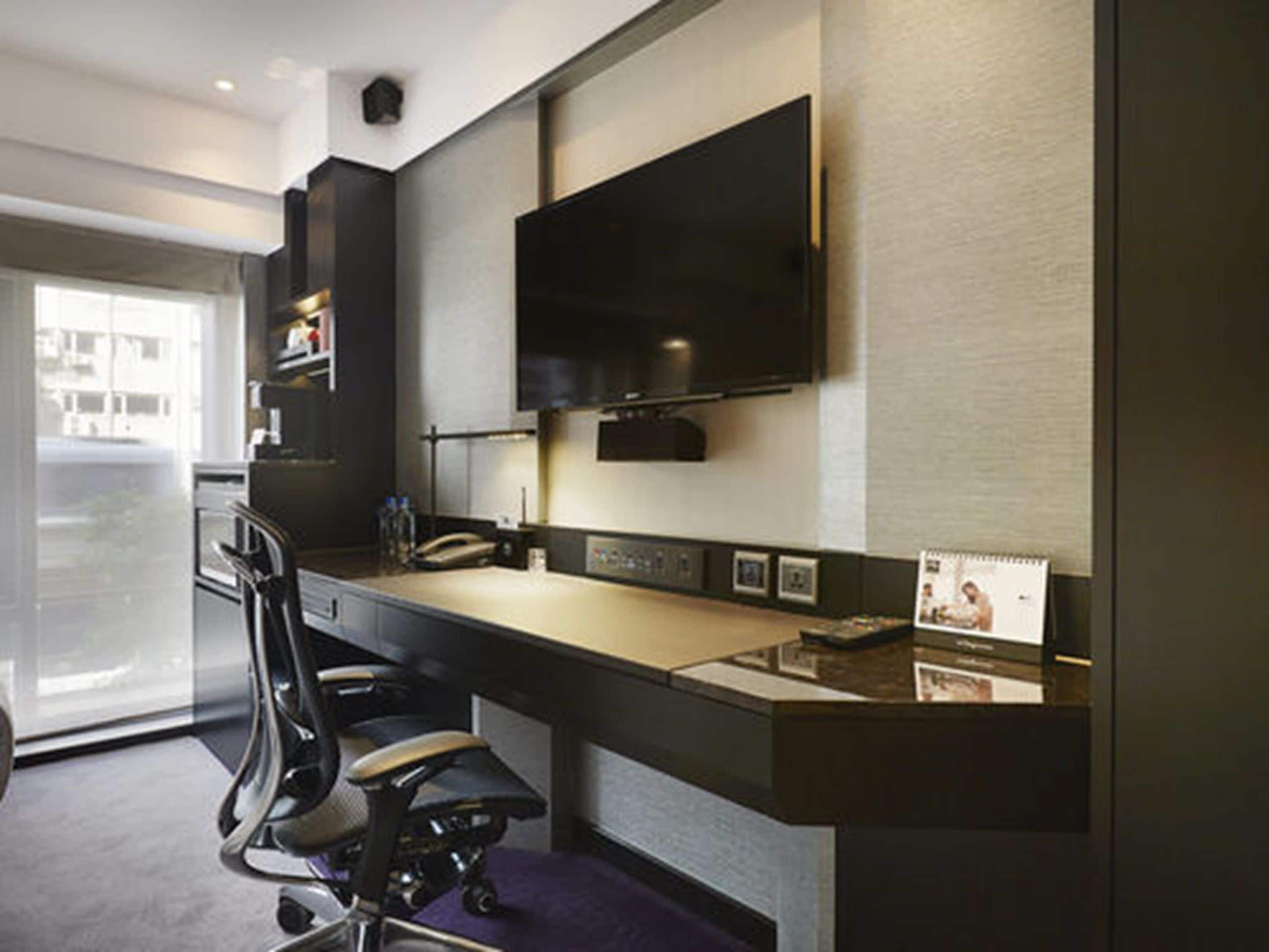 power twin | 1 bedroom, premium bedding, down duvets, minibar