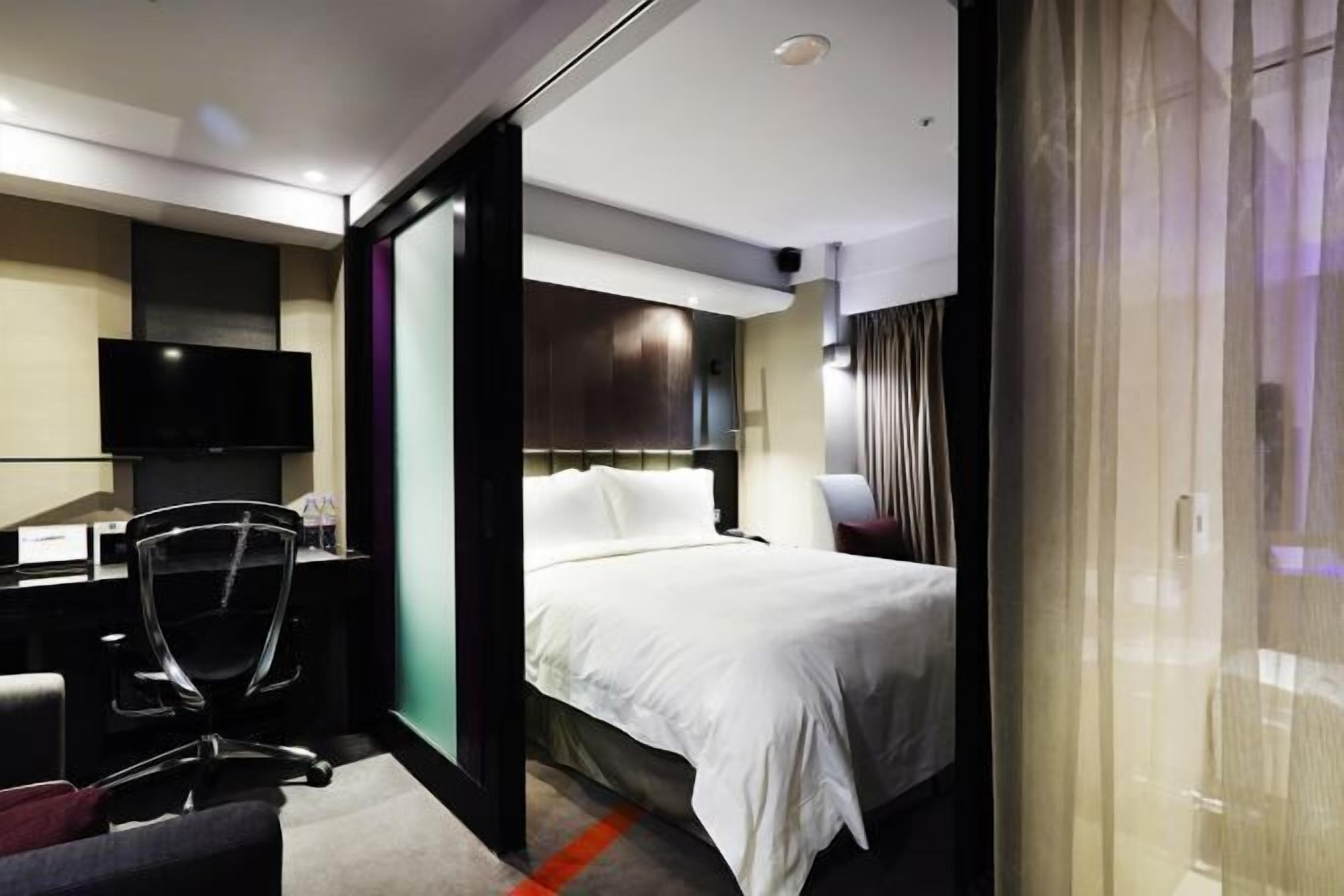 Ropa de cama de alta calidad, edredones de plumas, minibar y caja fuerte