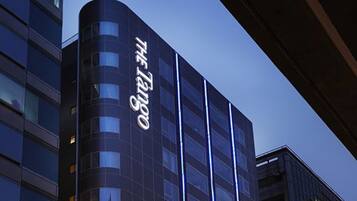 Façana frontal de l'allotjament (vespre/nit)