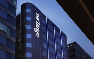 施設の正面 (日没後)