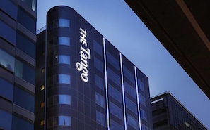 Fachada de la propiedad por la tarde o noche