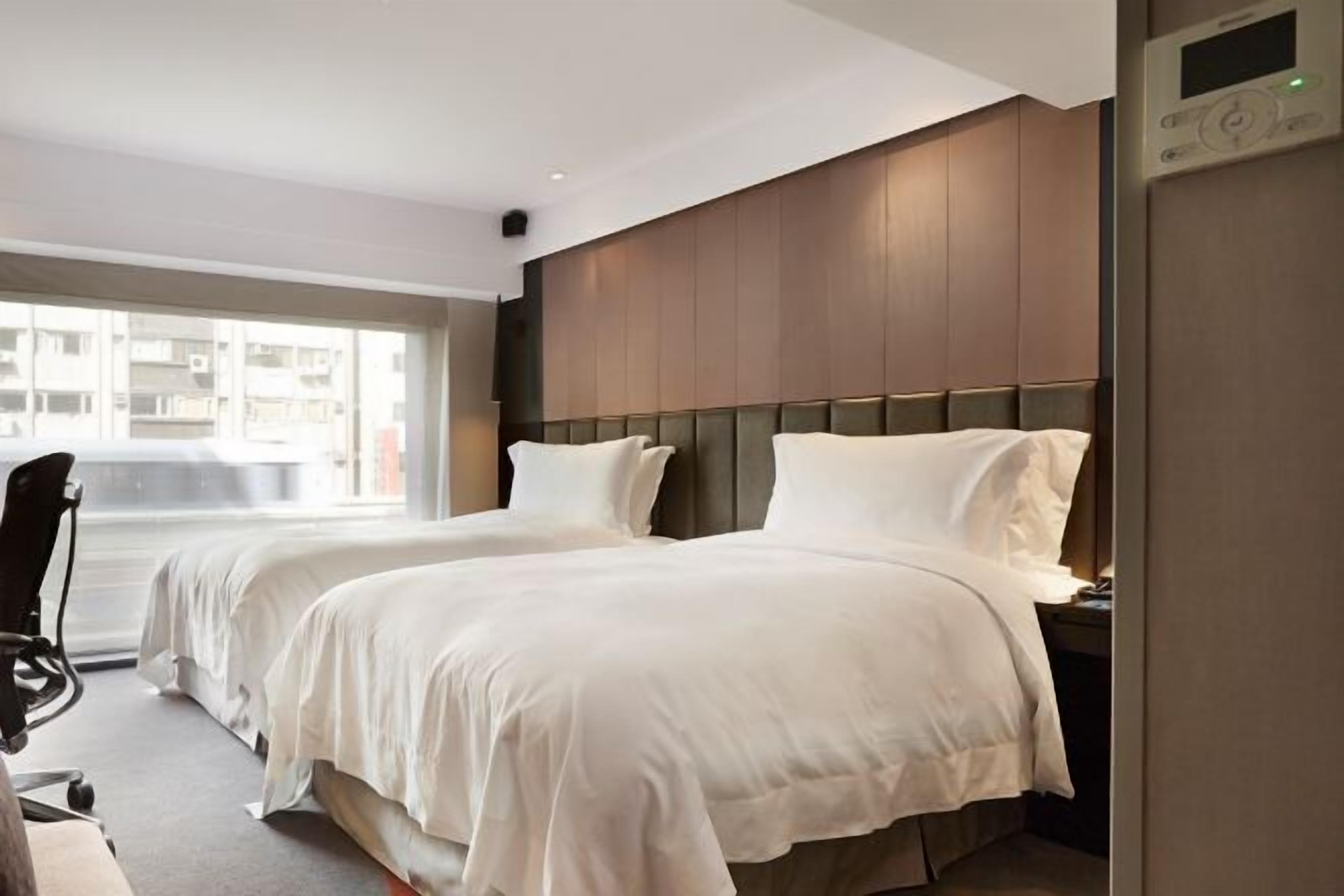 Ropa de cama de alta calidad, edredones de plumas, minibar y caja fuerte