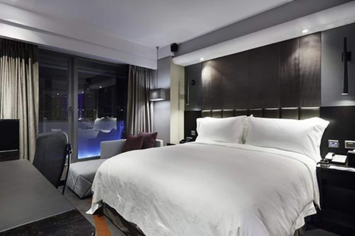 eagle studio | 1 bedroom, premium bedding, down duvets, minibar