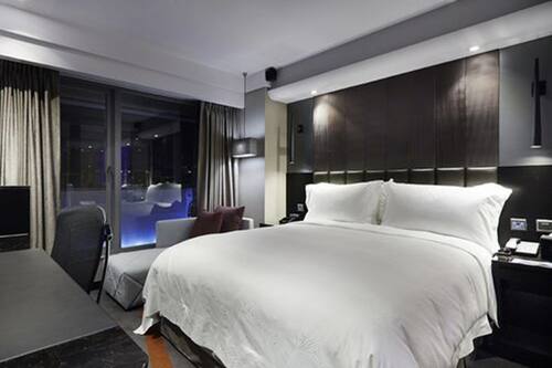 Estudio | Ropa de cama de alta calidad, edredones de plumas, minibar y caja fuerte