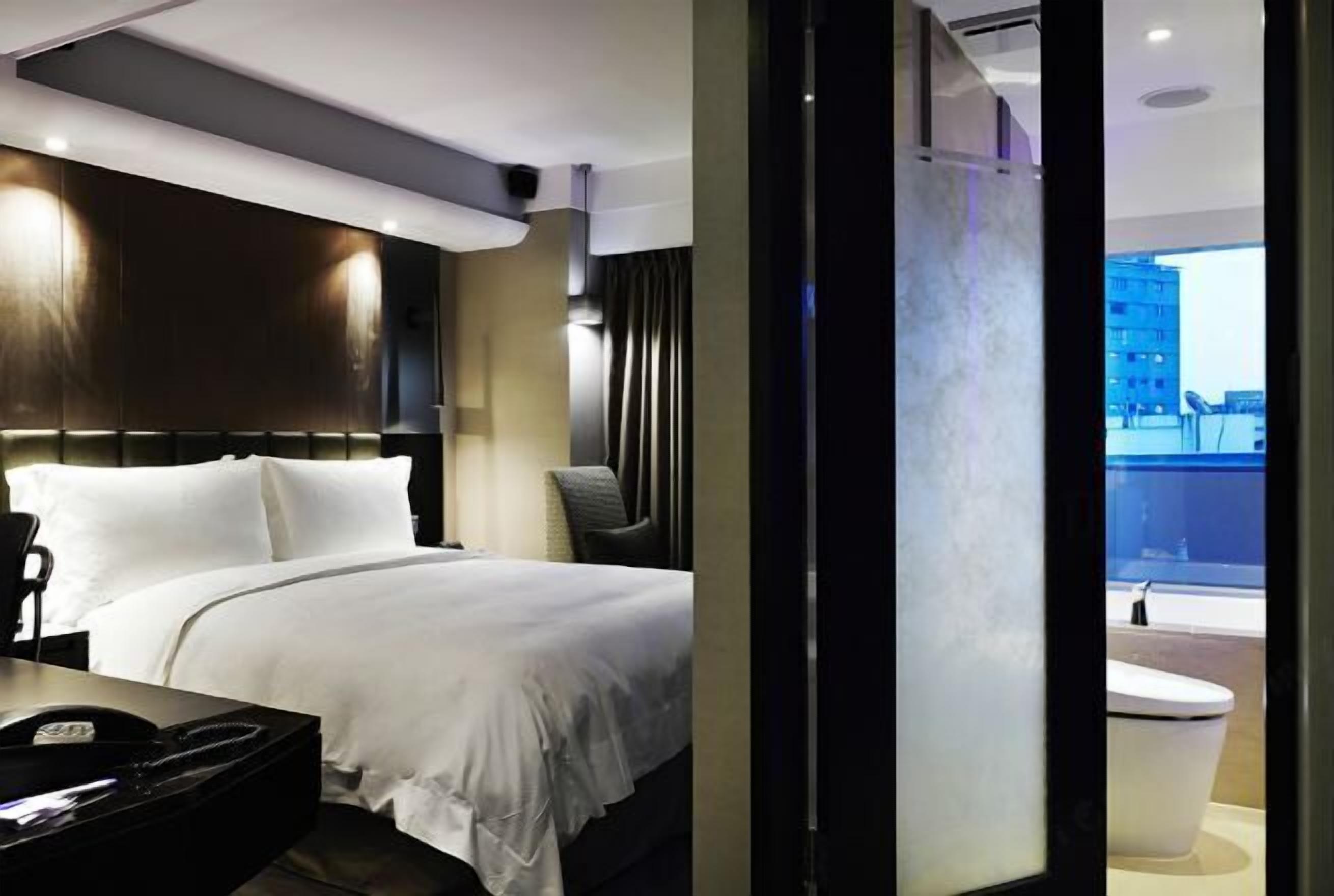 Ropa de cama de alta calidad, edredones de plumas, minibar y caja fuerte