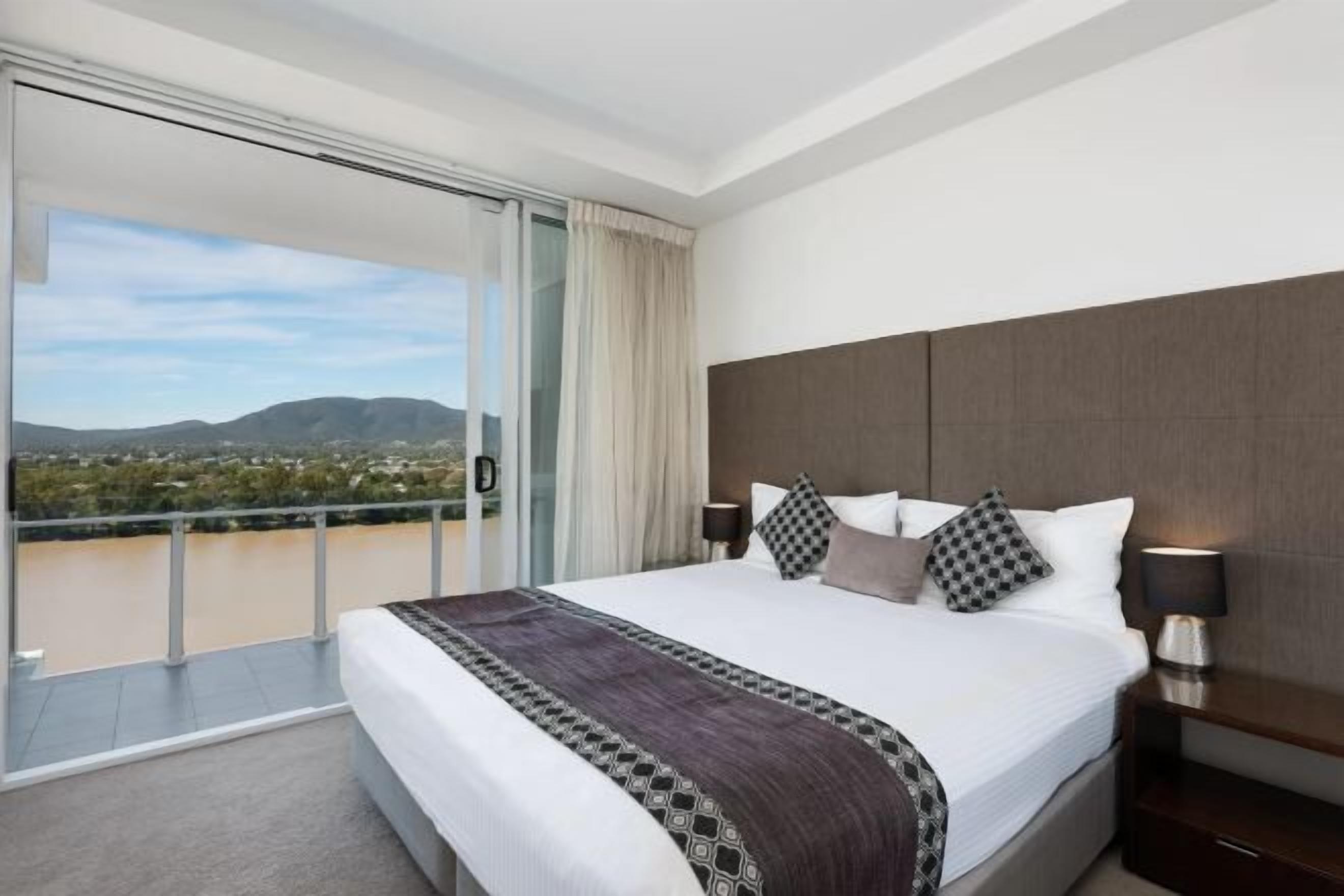 Premium bedding, in-room safe, desk, laptop workspace