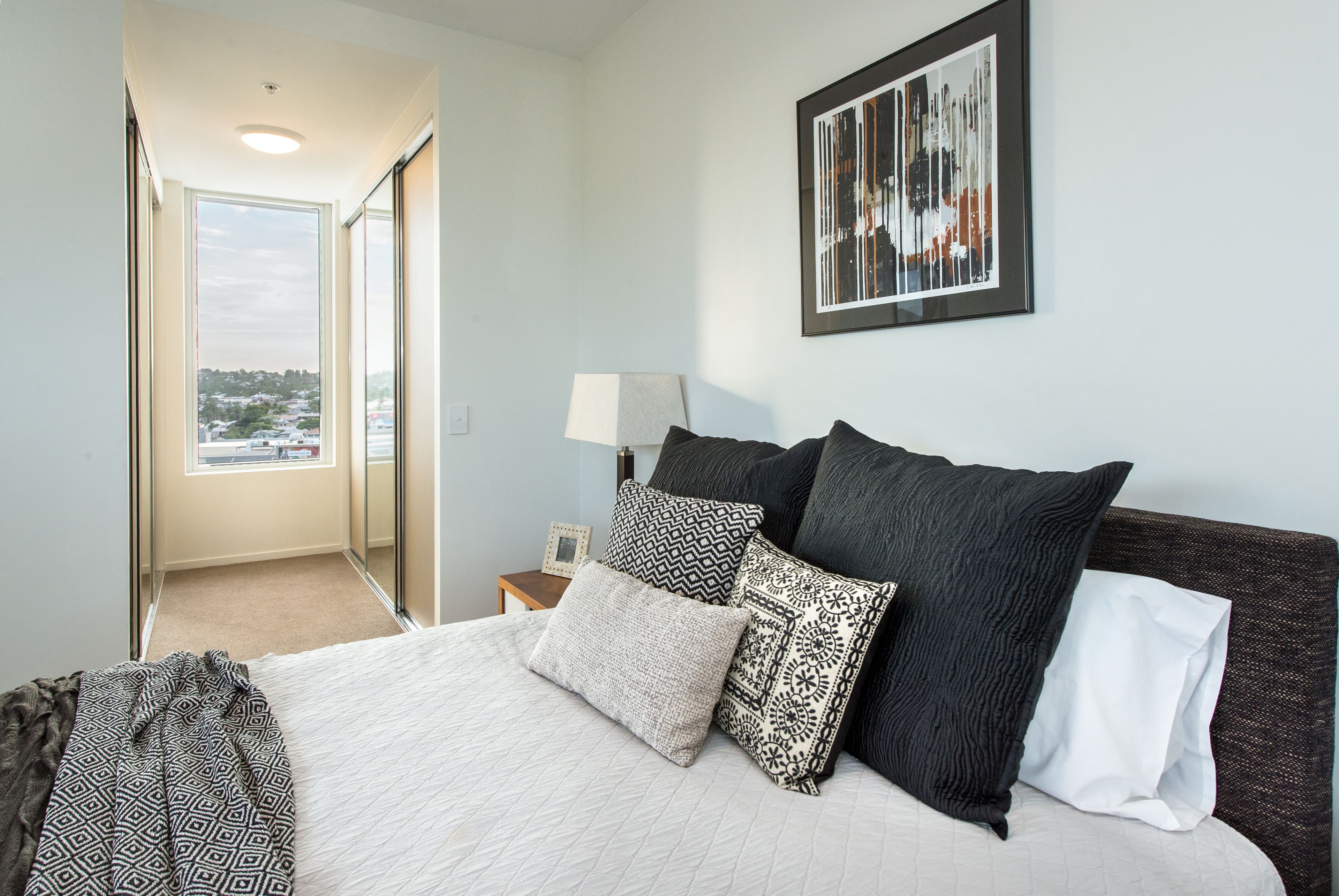 Appartement, 3 slaapkamers, uitzicht op rivier | Luxe beddengoed, een kluis op de kamer, een bureau, een laptopwerkplek