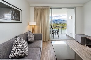 Apartamento, 2 habitaciones, vistas al río | Zona de estar | Una televisión de pantalla plana