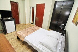 Habitación doble estándar | Caja de seguridad en la habitación, escritorio y camas extra