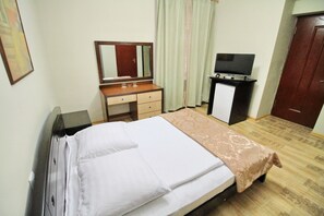 Habitación doble estándar | Caja de seguridad en la habitación, escritorio y camas extra