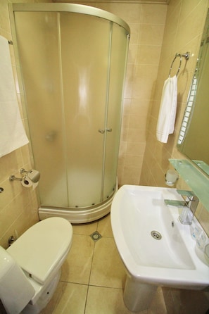 Habitación individual | Baño | Regadera, regadera tipo lluvia, amenidades de baño gratuitas