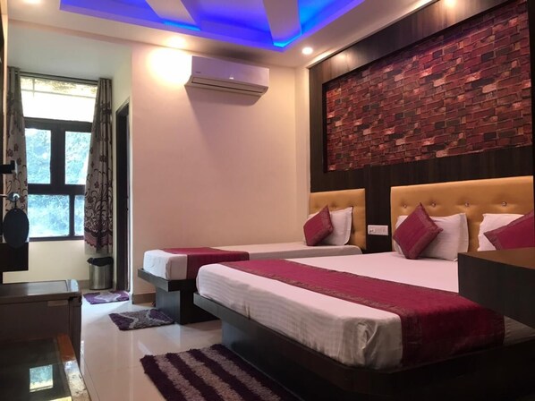 Une chambre d’hôtel avec deux lits, un mur décoratif en briques et un design moderne au niveau du plafond.
