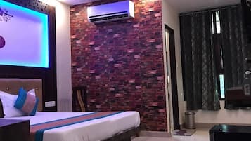 Luxury Double Room, 1 King Bed, Non Smoking, Garden View | Memory-foam beds, in-room safe, soundproofing, free WiFi