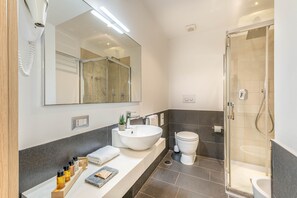 Triple Room | Bathroom | Shower, rainfall showerhead, free toiletries, hair dryer - Trevi Palace Hotel (Rome)