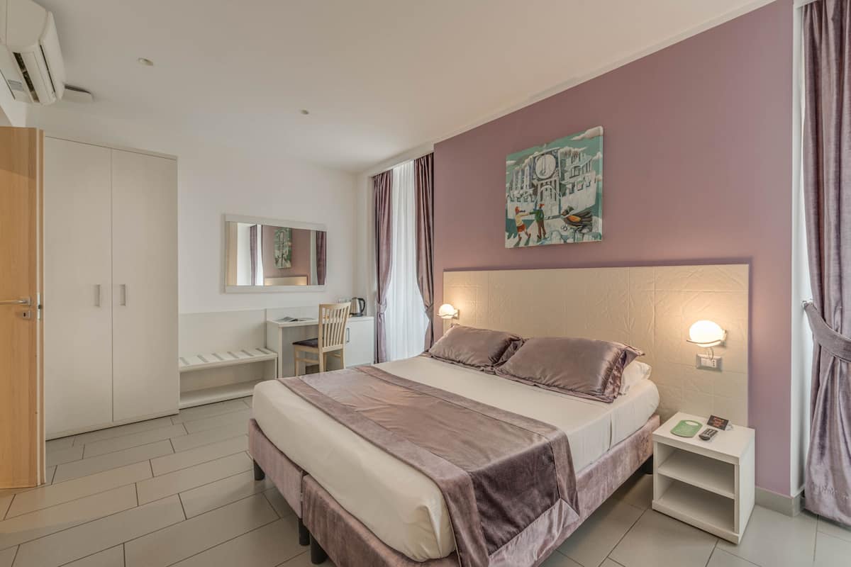 Camera quadrupla | Biancheria da letto di alta qualità, minibar, una cassaforte in camera