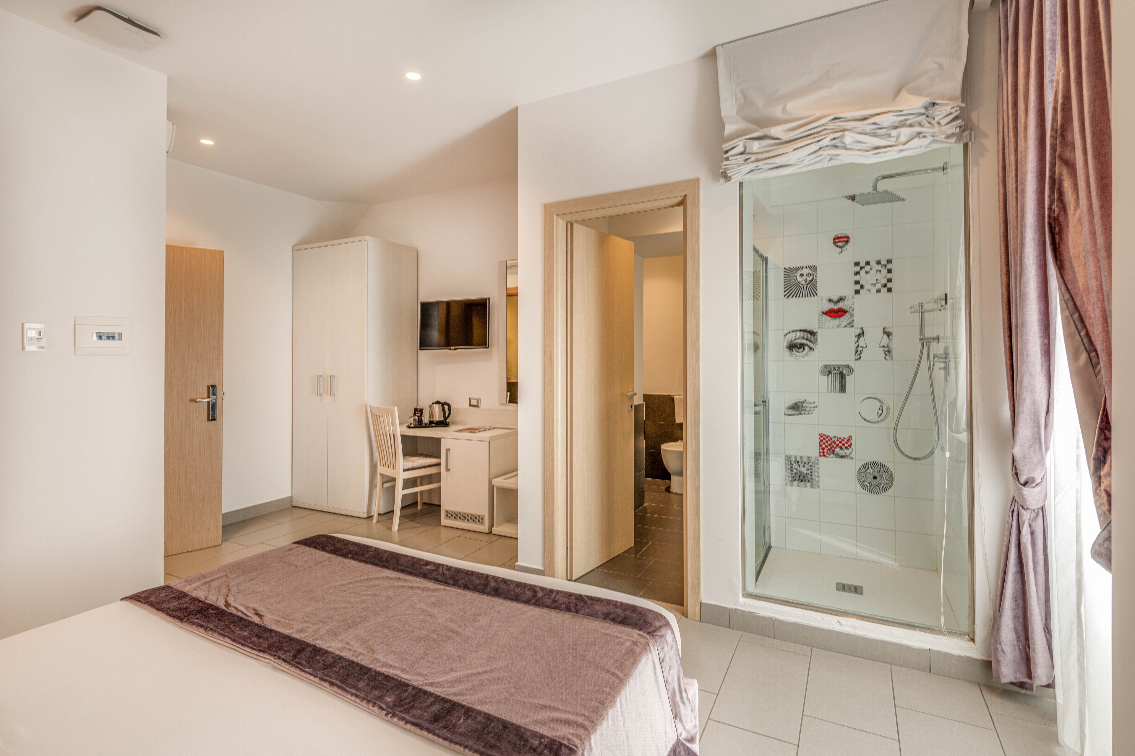 standard double or twin room | minibar, in-room safe, soundproofing, iron/ironing board