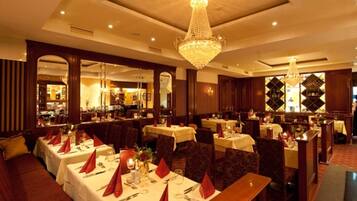 Sarapan dan makan malam dihidangkan