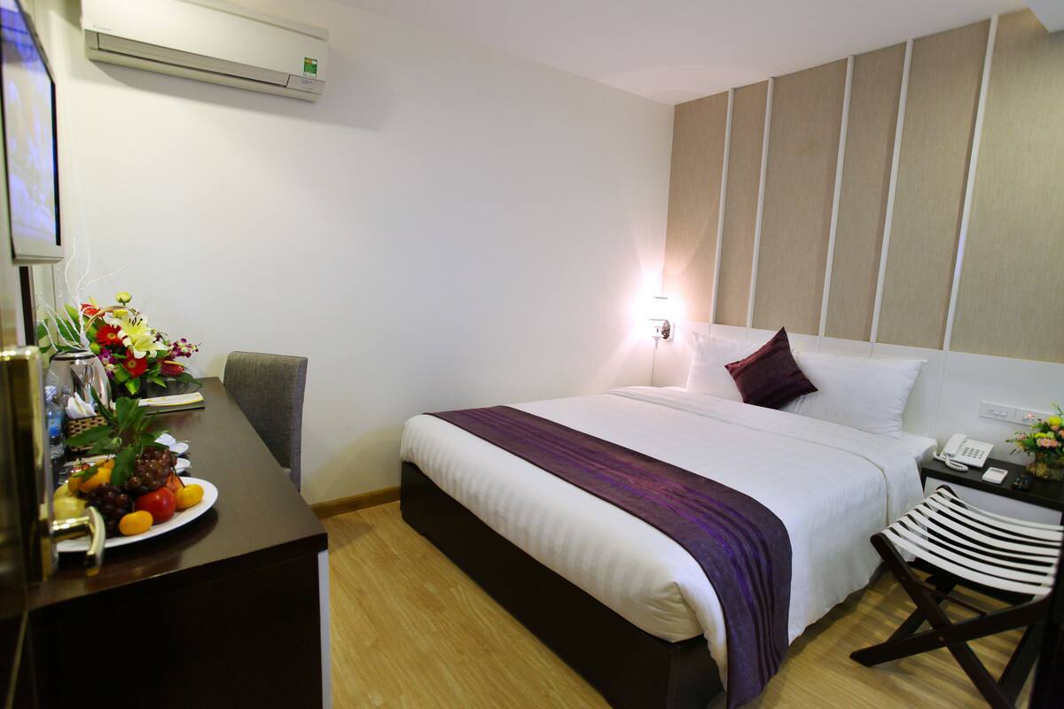 Minibar, in-room safe, desk, WiFi (free)