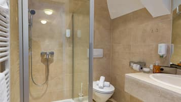Doppelzimmer | Badezimmer | Dusche, Haartrockner, Handtücher