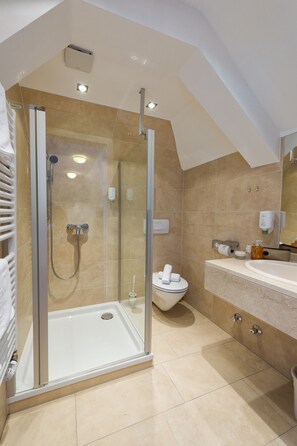 Habitación doble | Baño | Regadera, secadora de cabello, toallas 