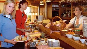 朝食 (ビュッフェ)、毎日提供 (無料)