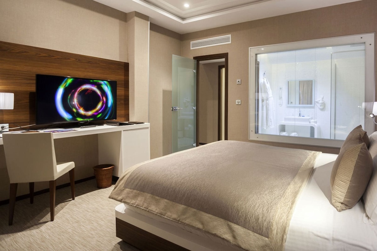 Minibar, in-room safe, soundproofing, WiFi (free)