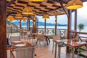 5 restaurantes, se sirve desayuno 