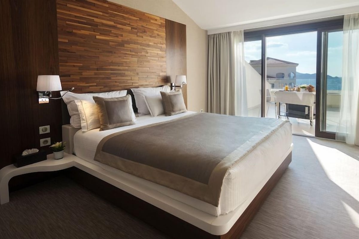 Minibar, in-room safe, soundproofing, WiFi (free)