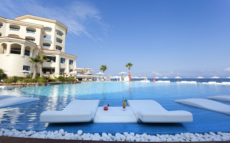 Una piscina techada, 3 piscinas al aire libre