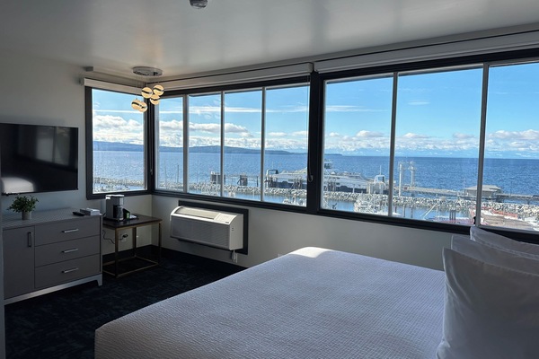 Premium bedding, soundproofing, iron/ironing board, free WiFi