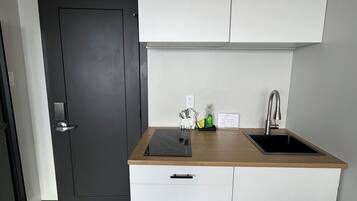 Kamar Comfort, 1 Tempat Tidur King, dapur kecil | Dapur pribadi | Lemari es, microwave di ruangan umum, dan mesin pembuat kopi/teh