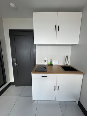 Kamar Comfort, 1 Tempat Tidur King, dapur kecil | Dapur pribadi | Lemari es, microwave di ruangan umum, dan mesin pembuat kopi/teh